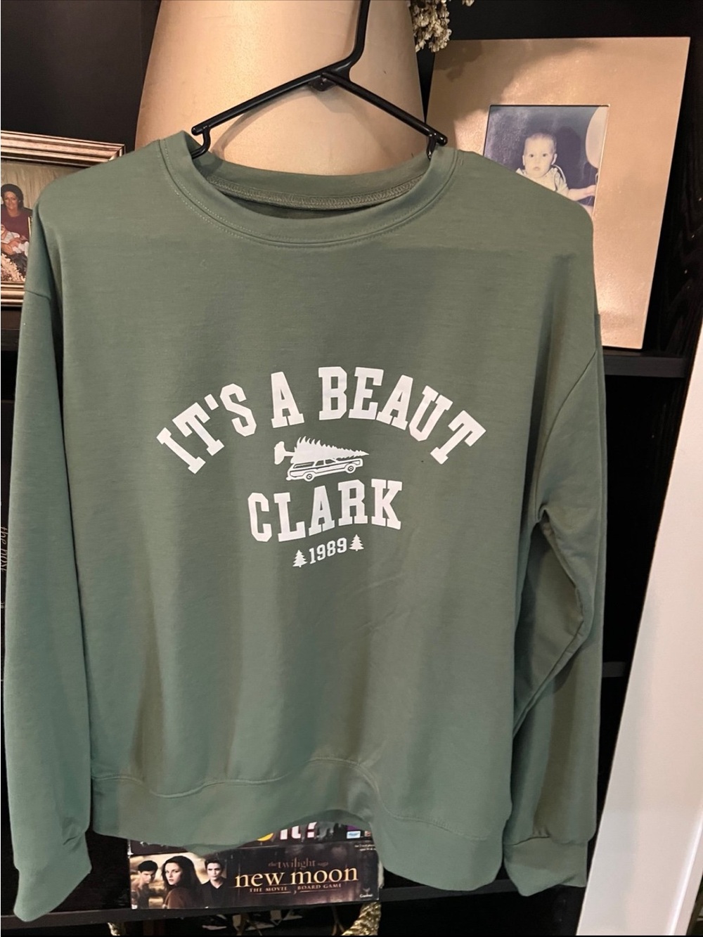 Green Graphic Sweatshirt "It's A Beaut Clark"
